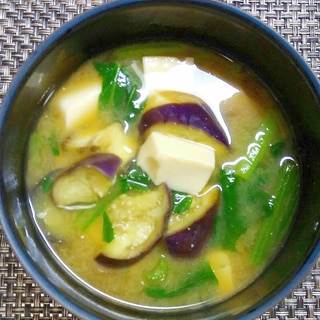 茄子と小松菜と豆腐の味噌汁